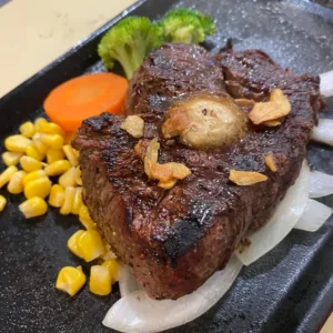 ガーリックチップ添えジューシーステーキ