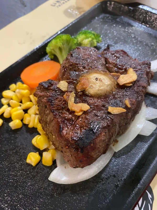 ガーリックチップ添えジューシーステーキ